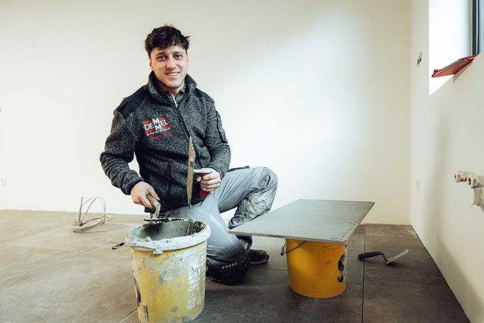 Fachliches Verlegen von Fliesen