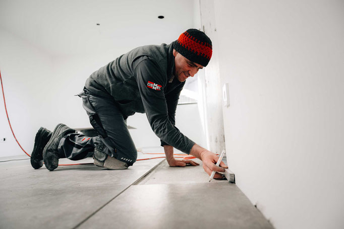 Fachliches Verlegen von Fliesen