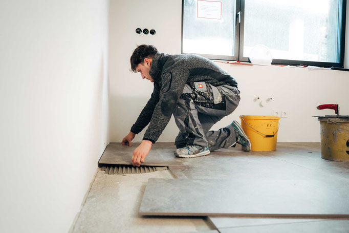 Fachliches Verlegen von Fliesen