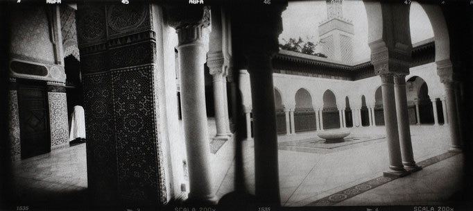 Paris Grande Mosquée, 2008, tirage au charbon, bichromie, atelier Fresson, format image 50 × 25 cm,  1/5, © Annick Maroussy