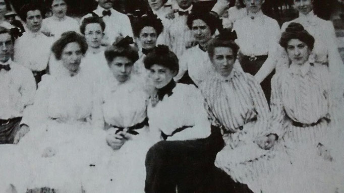 Modelo de blusas que se cosían en "Triangle Shirtwaist" (Camiseros abotonados en la espalda y por lo general tenían un cuello alto. Se usaban con faldas largas corneadas y un cinturón. A veces, las mujeres lucían una corbata de estilo masculino o un camaf