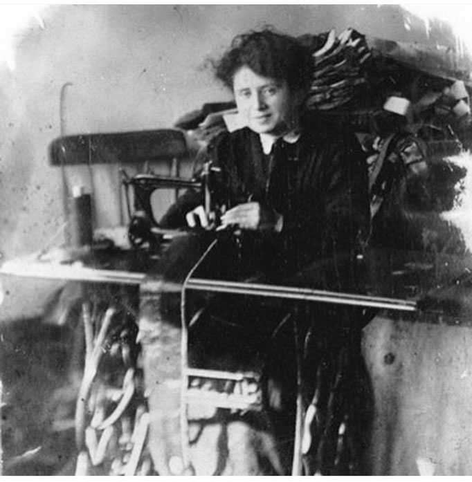 Rose-Schneiderman 1898 de profesión sombrerera  (pionera sindical que defendió los derechos de las mujeres trabajadoras)
