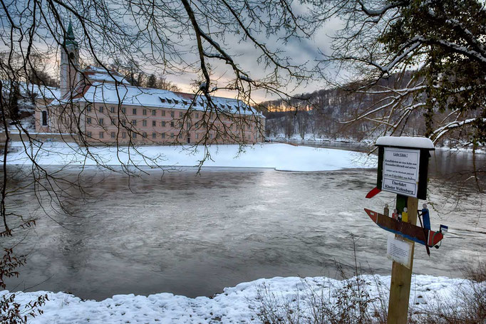 Kloster Weltenburg von der anderen Uferseite der Donau.