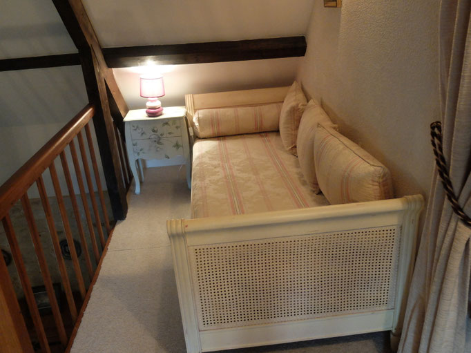Gîte le Vieux Frêne : sofa op de tussenverdieping