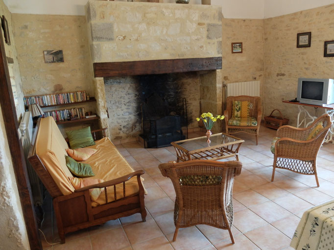 Gîte le Vieux Frêne : Lounge en open haard, een deze slaapbank is ook geschikt voor ongewoon 2 personen