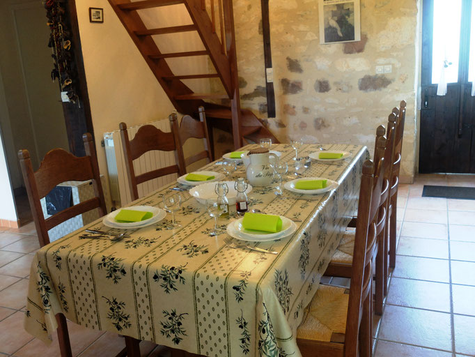 Gîte Le Vieux Frêne : table pour 6 et vaisselle pour 12