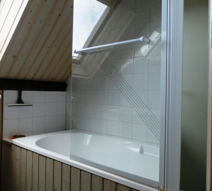 Gîte Le Vieux Frêne : Baignoire avec douche et pare-douche.