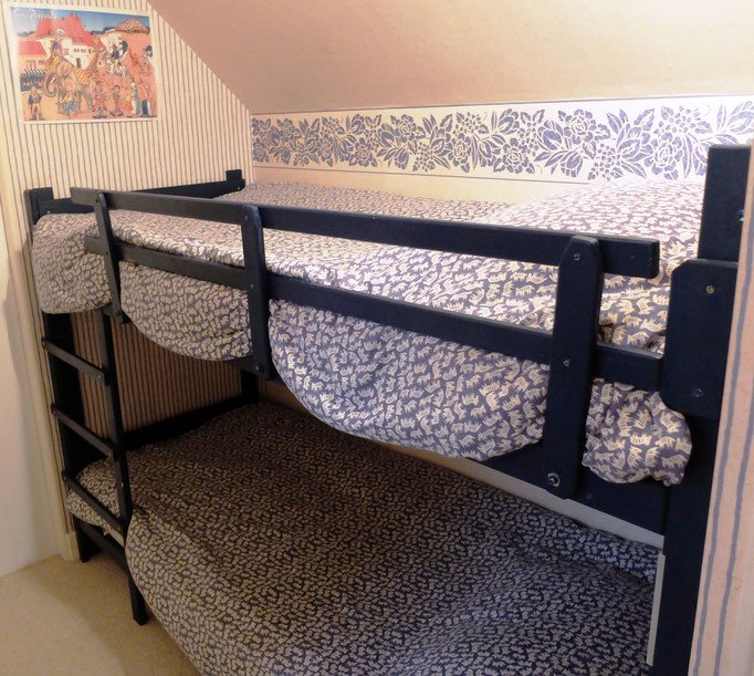 Gîte Le Vieux Frêne : Barrière de sécurité sur le lit supérieur;
