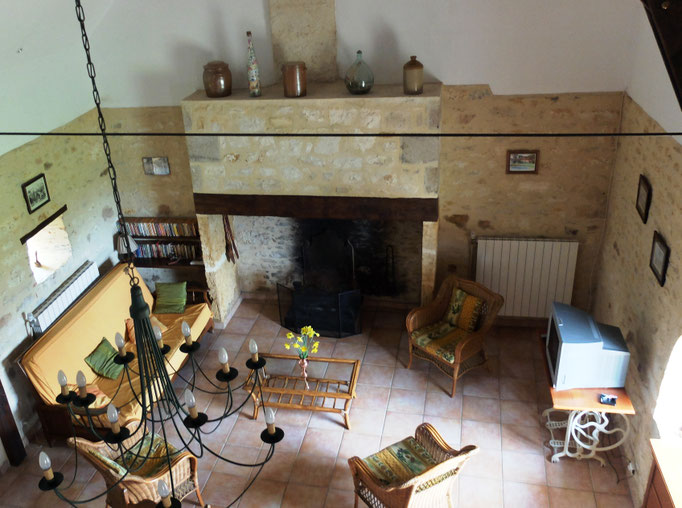 Gîte Le Vieux Frêne : Salon vu de la mezzanine