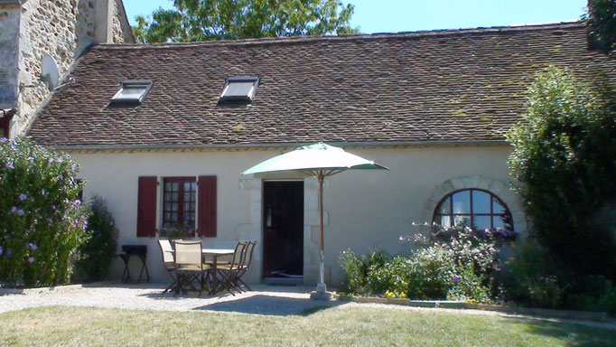 Gîte Le Vieux Frêne : Terrasse , salon de jardin et barbecue