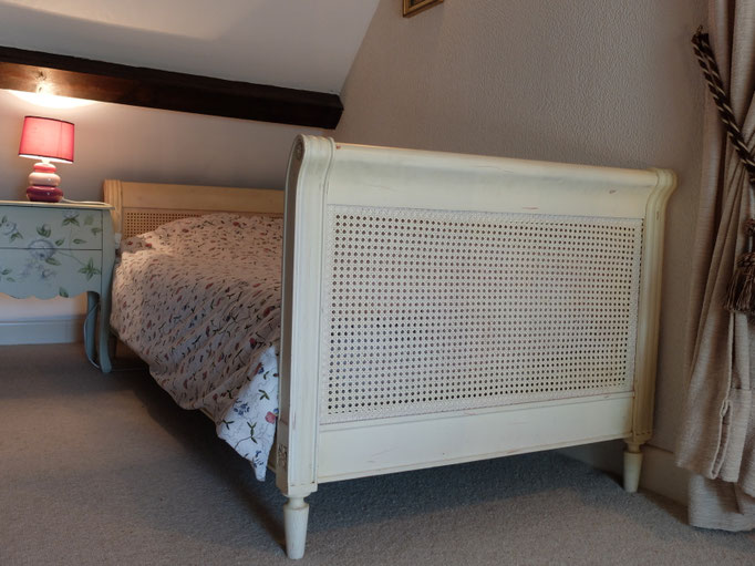 Gîte Le Vieux Frêne : canapé installé en couchage