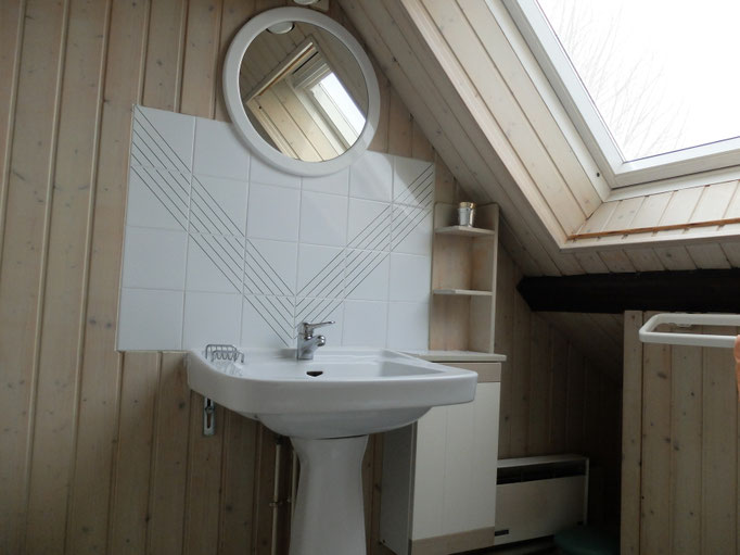 Gîte Le Vieux Frêne : Coin lavabo dans la salle de bain