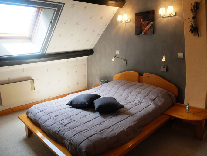 Gîte le Vieux Frêne : grootste slaapkamer ; bed 140 cm