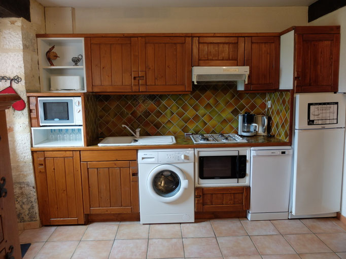 Gîte le Vieux Frêne : Keuken met oven en, 4 gasbekken,  microgolfoven, koelkast met vriesvak, vaatwasser en wasmachine;