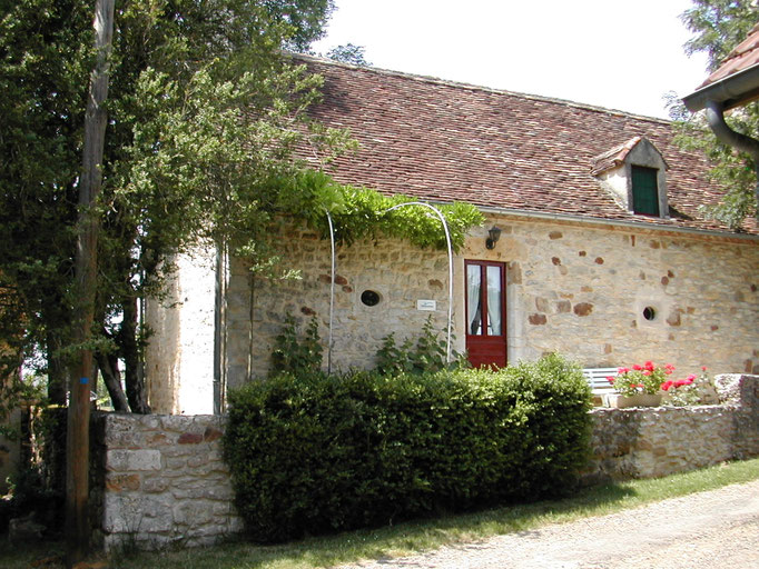 Gîte Le Vieux frêne : ingang zijstraat vanop de straat