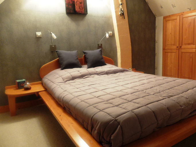 Gîte Le Vieux Frêne : Le lit avec ses lampes de lecture, à droite le placard de rangement