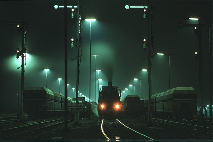 Dampf im Neonlicht, Salzgitter-Beddingen, 1975  I  Copyright by Stiftung Eisenbahn Archiv Braunschweig
