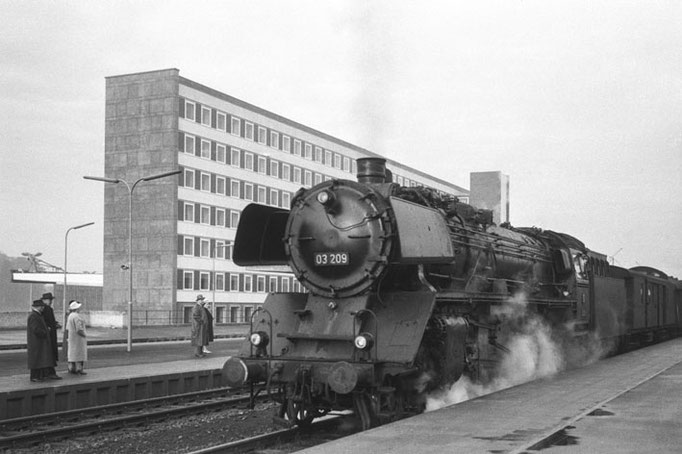 Lok der Baureihe 03 im neuen Braunschweiger Hbf., nach 1960  I  Copyright by Stiftung Eisenbahn Archiv Braunschweig