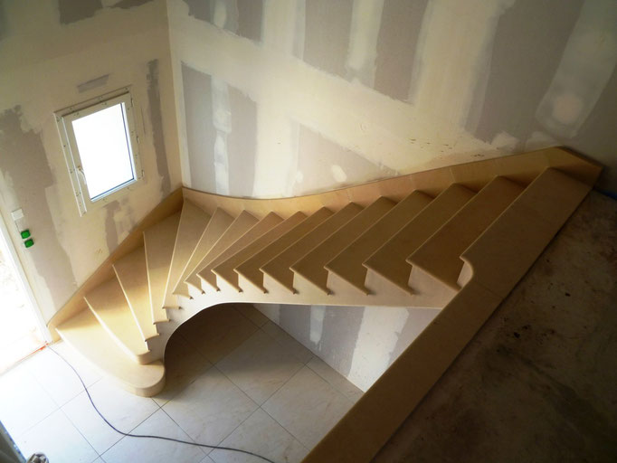 maison neuve escalier en Combe brune avec bande de rive
