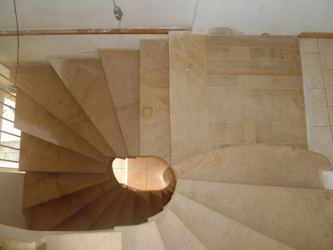 Escaliers sur deux étages avec palier intermédiaire en pierre de Beaunotte