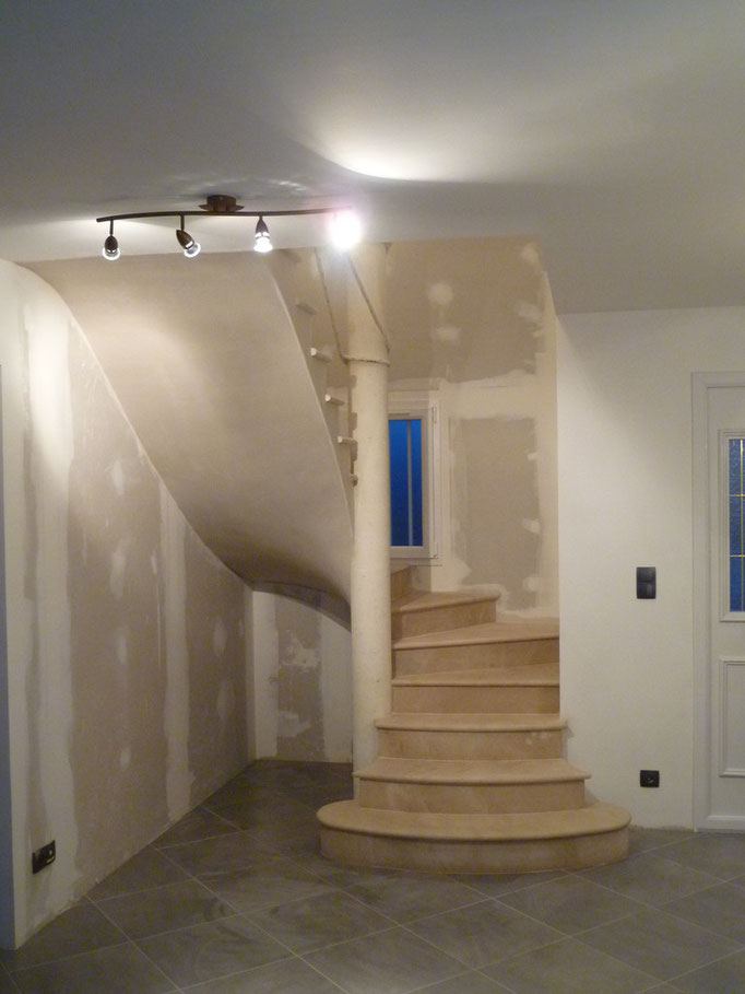 maison neuve escalier avec poteau 