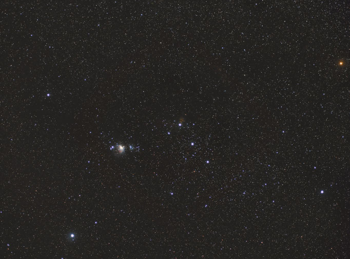Winterwidefield. Sternbild Orion. Zu sehen der Orionnebel und der Flammennebel, sowie der Pferdekopfnebel. Rechts oben der helle orange Stern ist Beutegeize