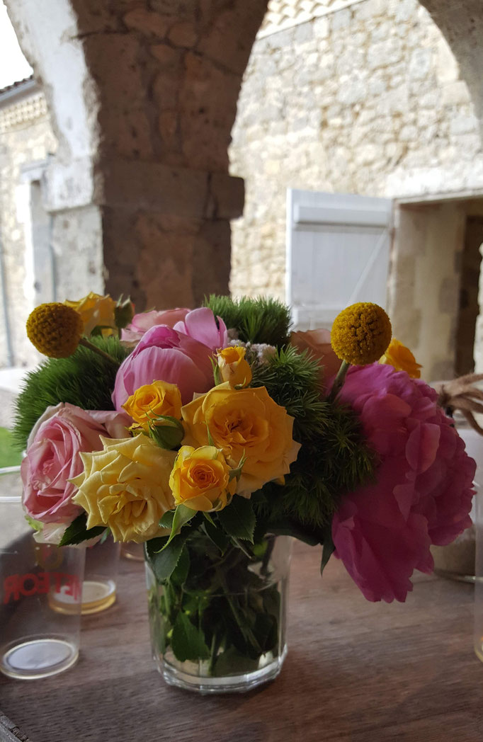 Décoration florale sur tonneau pour un mariage au Château La Hitte en Lot-et-Garonne