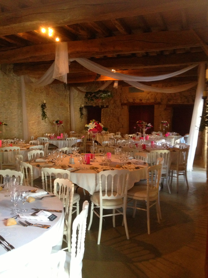 Diner de mariage dans la salle en pierres au Château de Boisverdun en Lot-et-Garonne