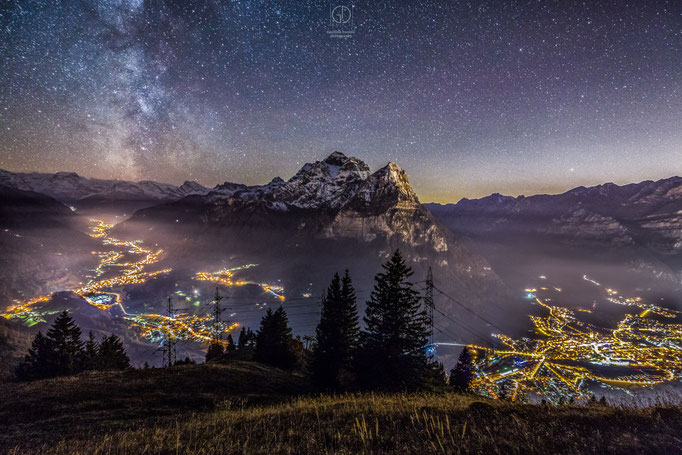 Nächtliche Aussicht über dem Glarnerland mit Sicht auf die Milchstrasse
