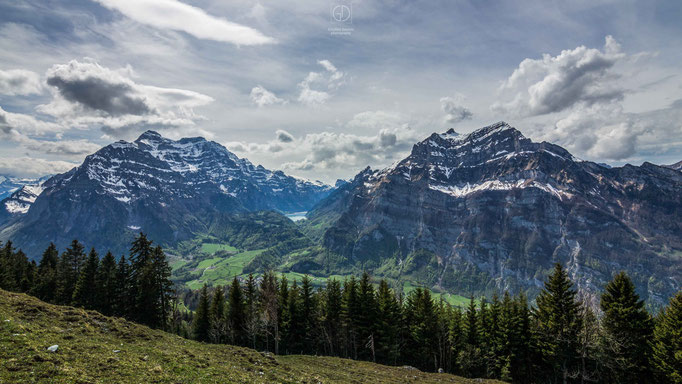 Sicht auf den Glärnisch mit Klöntal und Wiggis