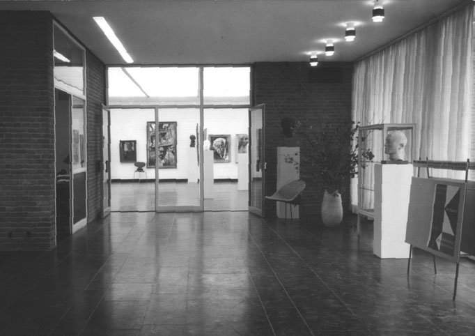 Die erste Ausstellung 1957 mit Porträtbildern verschiedener Künstler