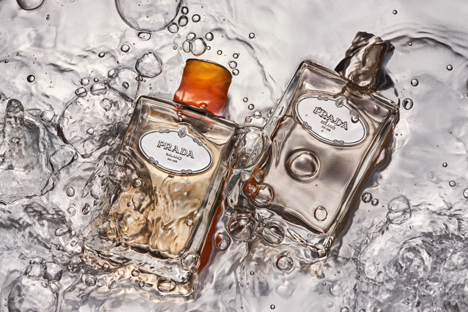 Duftflakon im Wasser, Premium Produktfoto mit Reflexen und Struktur