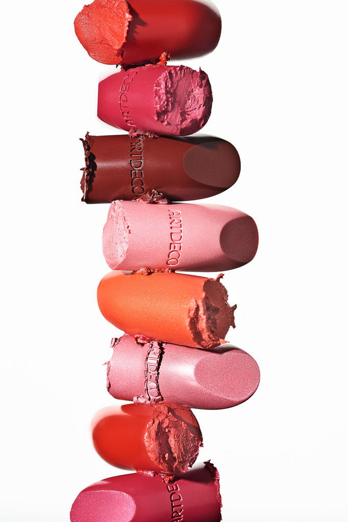 Kreatives Produktfoto von Lippenstiften, Werbefotografie mit Fokus auf Farbe, Material und Licht