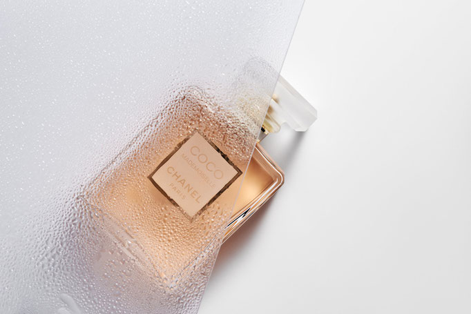 Duftflakon hinter Glas, Premium Look für Produktkampagne