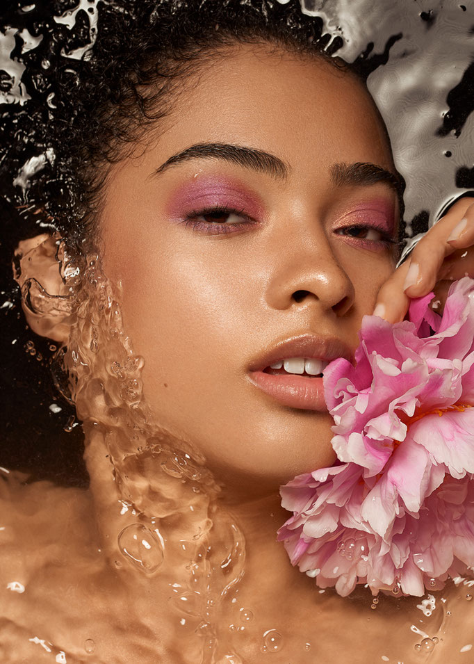 Werbe-Styling mit kreativer Umsetzung: Make-up und Hair-Styling für Kampagnenmotiv, setfertig