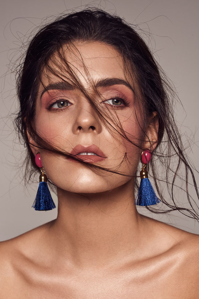 Werbefoto eines Models mit Ohrringen, Schmuck Produktfotografie mit cleanem Beauty Look