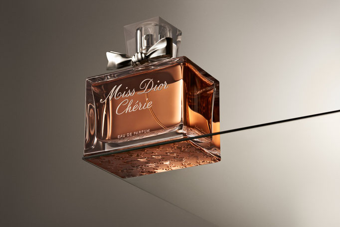 Parfumflakon auf Glasfläche, hochwertiger Look für Editorial und Website