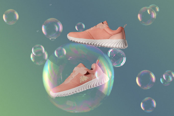 Sneaker als schwebendes Motiv mit Seifenblasen, kreatives Key Visual für Kampagne