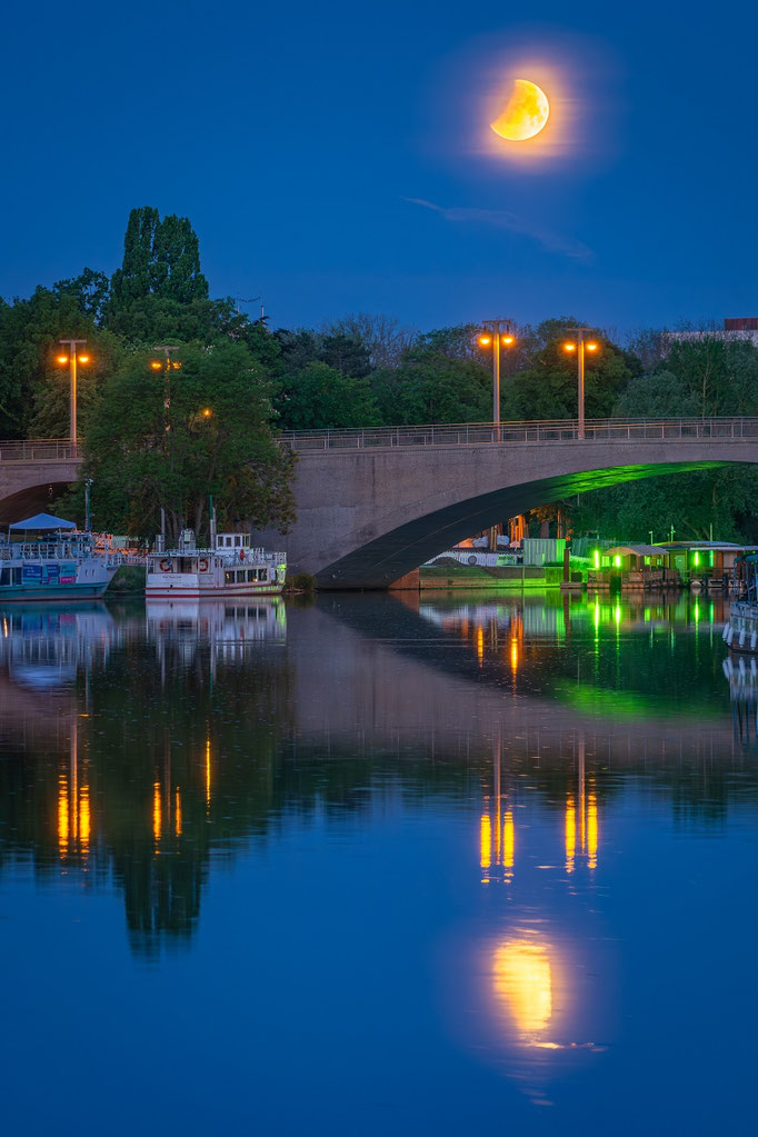 Partielle Mondfinsternis über Kröllwitzer Brücke