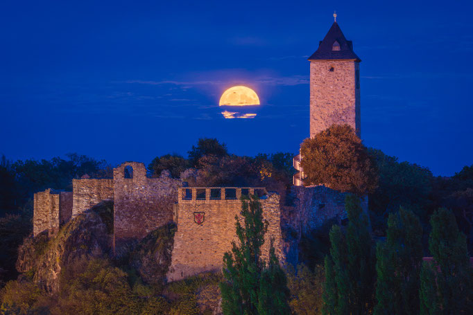 Burg Giebichenstein und aufgehender Vollmond