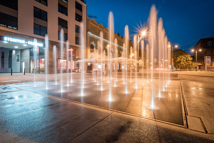 Steintorbrunnen am Abend