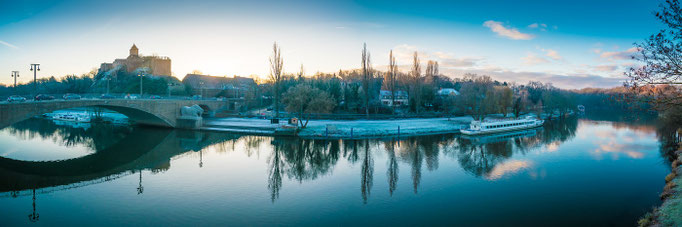 Sonnenaufgang über Giebichenstein und Riveufer im Winter - Panorama
