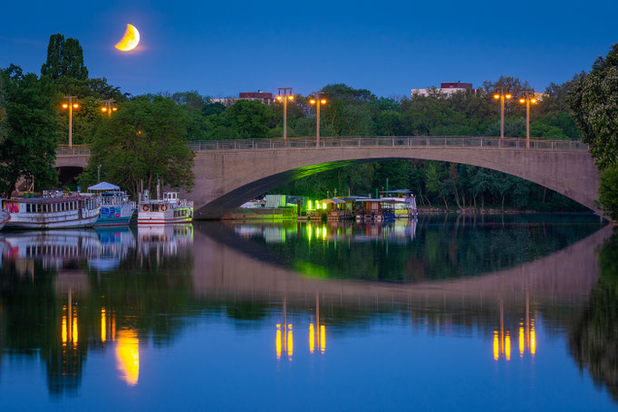Mondfinsternis über Kröllwitzer Brücke in Halle-Saale