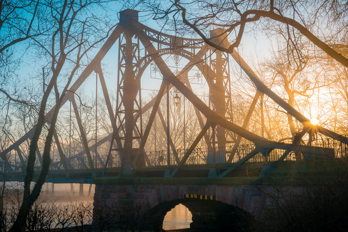 Peißnitzbrücke im Sonnenaufgang im Winter