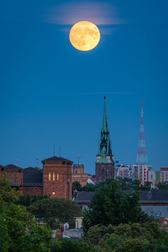 Roter Ochse und Roter Turm unter dem Vollmond