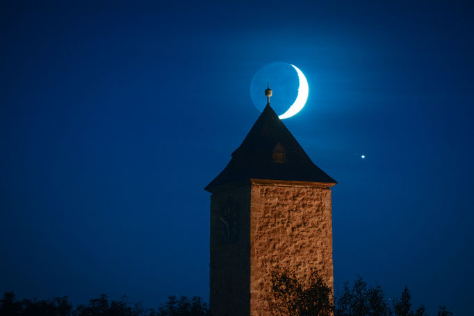 Mondsichel und Jupiter über Burg Giebichenstein