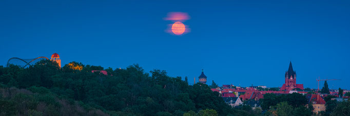 Panorama mit Vollmond über Bergzoo, Wasserturm und Pauluskirche
