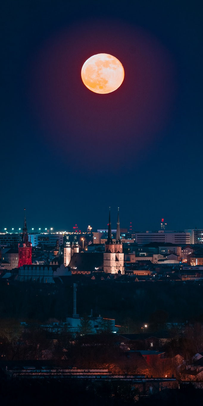 Vollmond über den Türmen von Halle