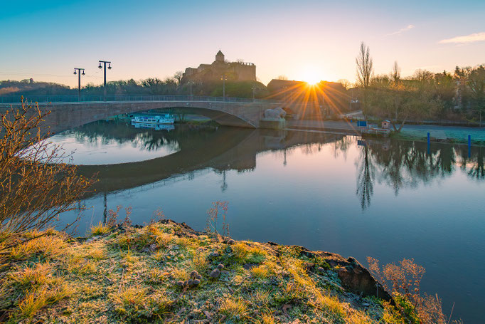 Sonnenaufgang über Burg Giebichenstein im Winter