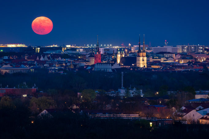 Aufgehender Vollmond über der Stadt mit Blick bis nach Leipzig
